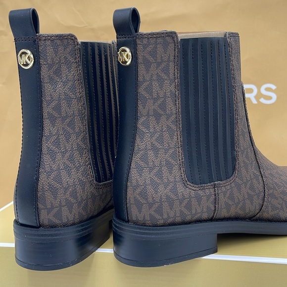 Michael Kors ELLA FLAT BOOTIE MK SIG SM
49F4ELFE5B
BROWN - Picture 14 of 16